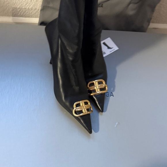 Balenciaga Black Boots with Gold Detailing - Picture 6 of 8